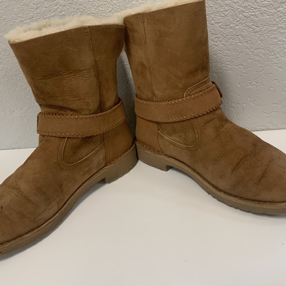 UGG Tan Winter Boots Cozy Sheepskin Lining - Picture 5 of 9